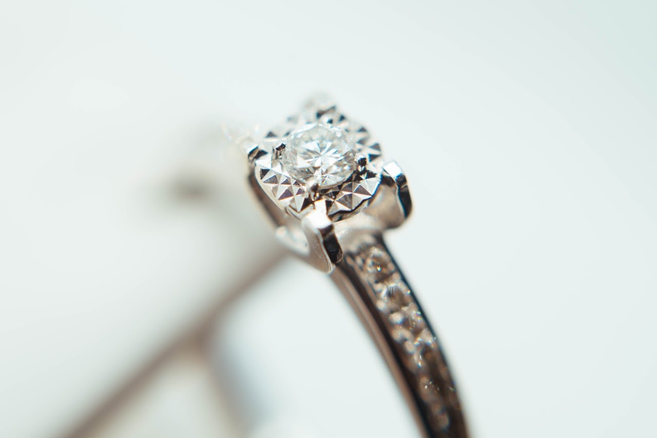 silver metal solitaire ring